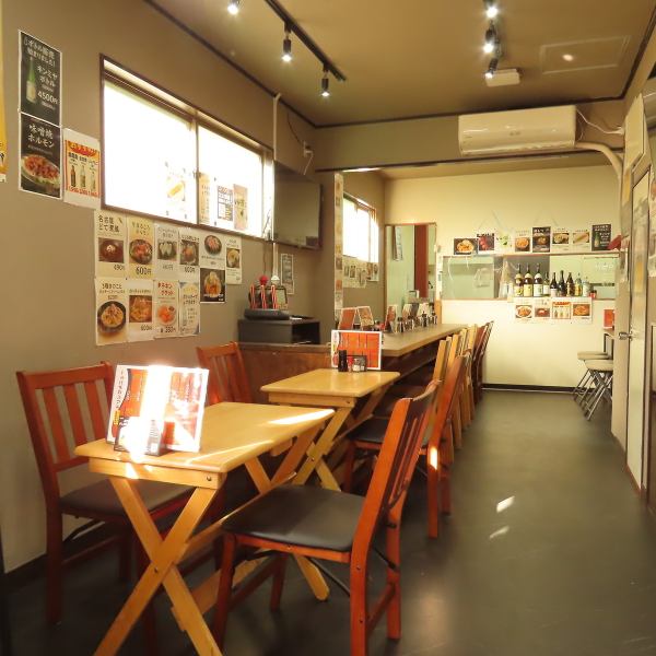 広々としたカウンターを完備しており、おひとり様も大歓迎!2名様用テーブルも充実しており、デートや友人と語らうサシ飲みに最適です。壁一面のメニューを眺めながら、思い思いの時間を過ごせる心地よい空間へようこそ。