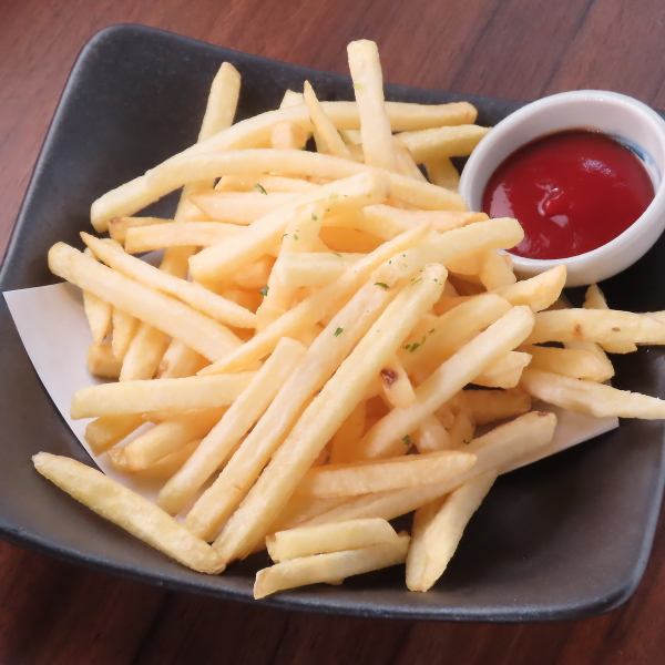 カリッホクッ! 揚げたて黄金ポテトは止まらない旨さ。絶妙な塩加減とケチャップでビールが進みます!