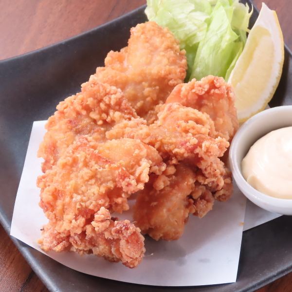 肉汁したたる! カリッとジューシーな揚げたて唐揚げ。レモンとマヨネーズで楽しむ王道の美味しさ!