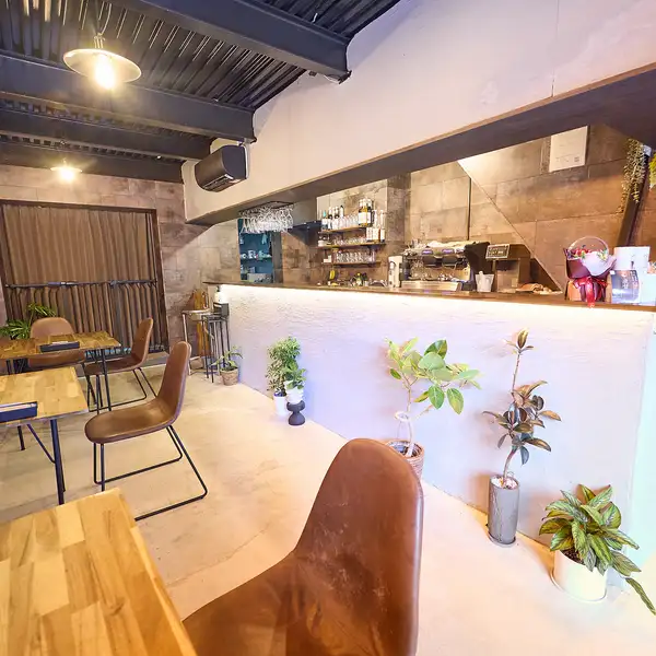 店内は家具や装飾にこだわり、ドライフラワーが彩るおしゃれな空間。夜はメニューとともに雰囲気も変わり、昼とは違った魅力を楽しめます。アクセスも良好で、わんちゃん同伴可能なサービスが充実。特別な時間を演出するための工夫が随所に感じられるお店です★