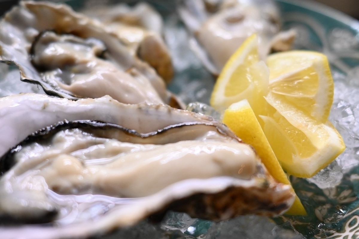 Great for anniversaries and everyday use. We source seasonal oysters from all over the country, so you can enjoy the best oysters every time.