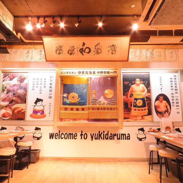 化粧まわしと、たくさんのサインが飾られております！