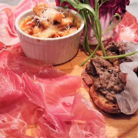 イタリア産生ハム・サラミとトスカーナ伝統料理の前菜盛り合わせ