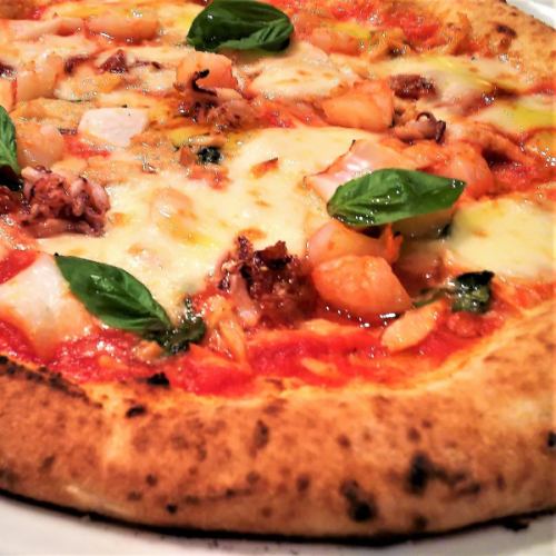 Please enjoy the delicious grilled Neapolitan pizza