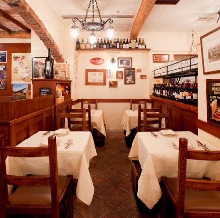 內部裝飾的靈感來自意大利後巷餐廳Trattoria。安靜，溫暖的氛圍放鬆的空間♪宴會，歡迎會，歡送會共46席◎最多可容納14人