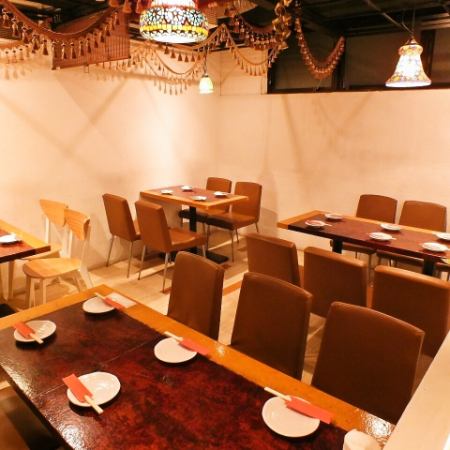 Spacious table seats that can be enjoyed even by a small number of people! Please enjoy a quick meal in the store with Asian taste decoration ♪