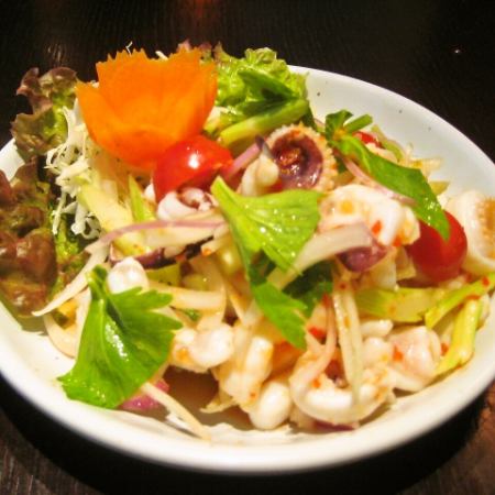 얌 뿌라뭇쿠 (오징어 샐러드)