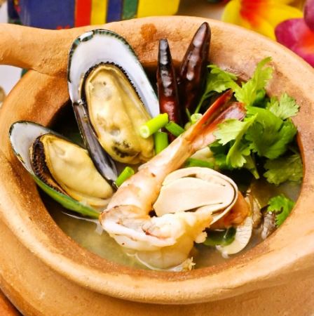 Tom Yum, Ruam, Nam Sai (Seafood Tom Yum Soup, Clear Type)