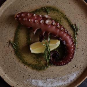 タコ足の炭火焼　バジルピスト