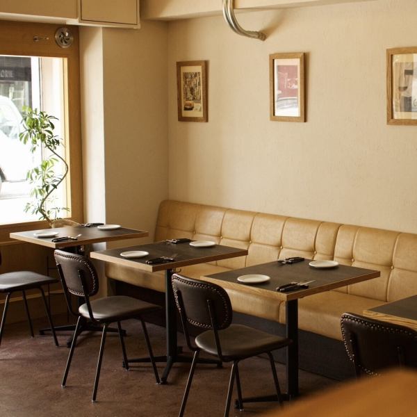 【デート・女子会に】おしゃれなテーブル席は普段の飲み会や女子会はもちろん、デートにもピッタリ◎本格イタリアンに合わせたドリンクもご用意しておりますので、ごゆっくりお楽しみください♪