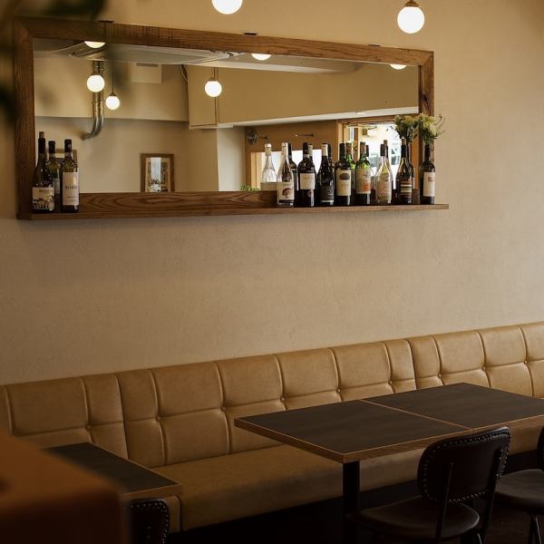 【普段使いや結婚式の二次会にも◎】ワインを傾けながらリラックスして過ごせる、洋風のおしゃれな空間。全20席のテーブルは、すべて片側ソファー席となっており、ゆったりとお過ごしいただけます。ディナーは仕事終わりの一息やデート、ランチはご家族連れにも最適です。また、結婚式の二次会などの貸切利用も♪