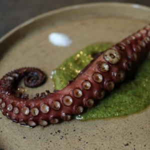 タコ足の炭火焼　バジルピスト