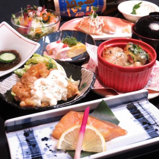 【個人1盤個人套餐】4,500日元，包括雞肉南蠻、鮭魚西京燒等7道菜。附2小時無限暢飲