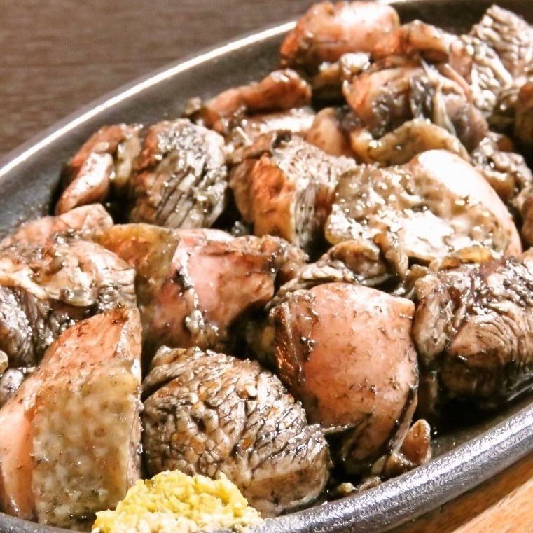噛むほどに広がる旨みと、炭火の香ばしさがたまらない一品