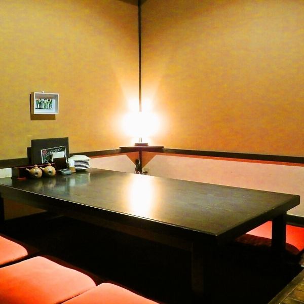 落ち着いた掘りごたつ個室（2名様用から8名様用）は全13室。少人数の宴会はもちろん、懇親会や接待などにも◎