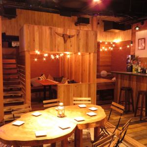 We can accommodate banquets for 2 to 50 people.We have table seats that can change the layout, a large projector, lighting, and sound equipment.Recommended for wedding after-parties and company banquets ♪ A wide variety of drinks and dishes prepared by the chef are attractive ◎ Feel free to drop by after work ♪