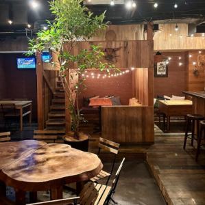 結婚式二次会や各種パーティーにご利用下さい!!。レイアウト変更可能なテーブル席、大型プロジェクター、照明、音響設備整っております。結婚式2次会、会社宴会におすすめです♪豊富なドリンクとシェフが作る料理が魅力◎