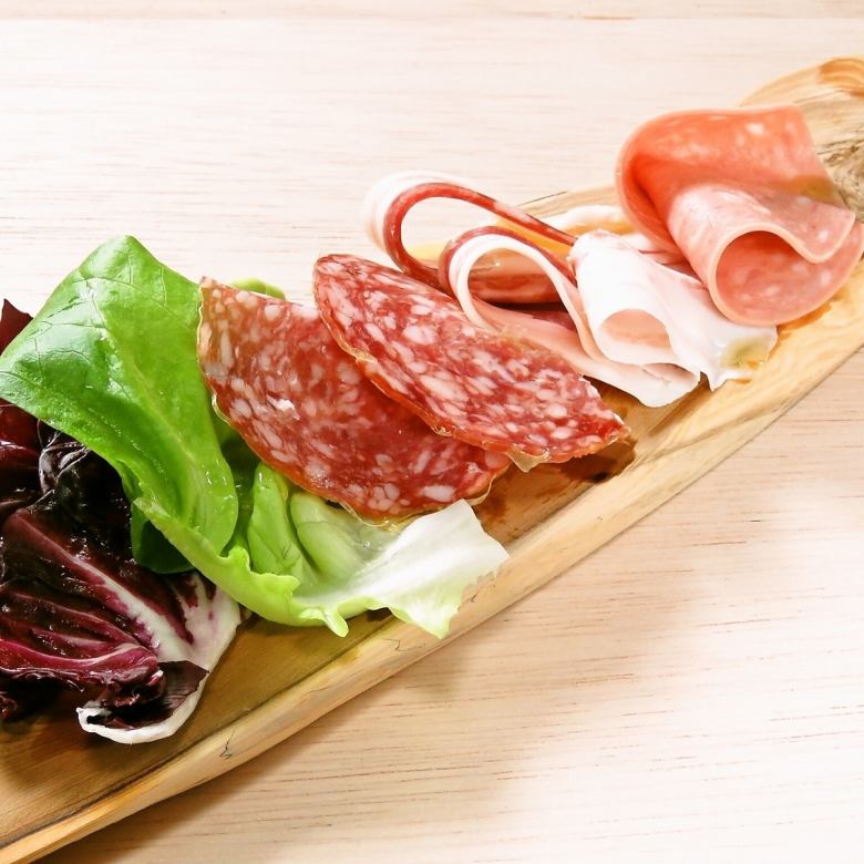 各種各樣的生火腿和薩拉米香腸