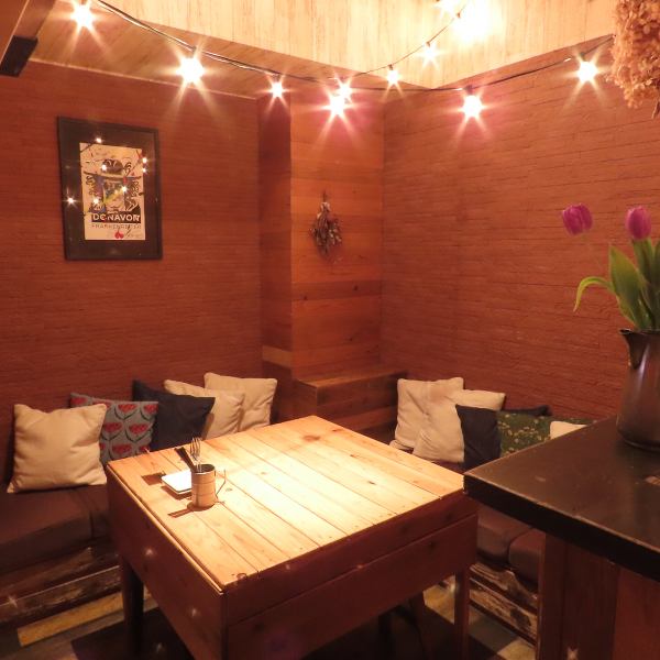 【提供2-6人包廂】本餐廳設有多個包廂，可用於各種場合！非常適合閨蜜聚會、生日派對、與親朋好友的周年紀念日等。我們有適合各種場合的房間，包括遊戲桌、飛鏢室和二樓的高腳酒吧。