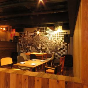 The layout can be changed according to the number of people ♪ We have tables for 4 and 6 people.You can use it on your way home from work, girls-only gatherings, birthdays and anniversaries with your loved ones ...