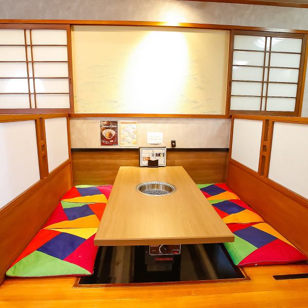 ≪掘りごたつ≫ 店内は温かみのある木材を基調とし、和のテイストが心地よく広がっています。掘りごたつ式の席は、リラックスした食事の時間を提供し、カラフルな座布団がアクセントに。静かで落ち着いた雰囲気の中、友人や家族との会話が自然と弾む空間です。