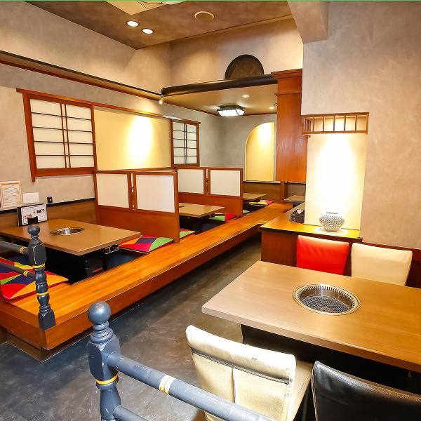 ≪全体内観・雰囲気≫ 周囲を気にせずに食事を楽しめるプライベート感が魅力です。仕切りがあり、カラフルなインテリアが心を和ませます。特別なひとときを過ごすのにぴったりで、友人との宴会や大切な人とのディナーにも◎
