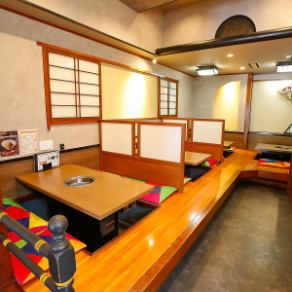 ≪掘りごたつ≫和の温もりを感じる落ち着いた空間です。カラフルな座布団が心地よく、リラックスしながら食事を楽しめます。友人や家族との特別なひとときに最適です。