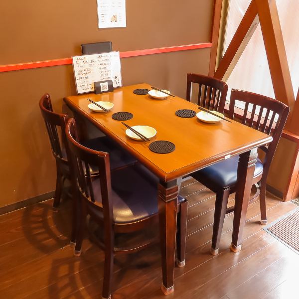 【1階テーブル席】1階には4名テーブルを2卓ご用意しております。お仕事仲間やご友人との飲み会や女子会にもぴったりなテーブル席。種類豊富な日本酒もすべて一合瓶でのご用意のため、グループでのご来店なら飲み比べのような楽しみ方もおすすめ◎お気軽にお立ち寄りください！