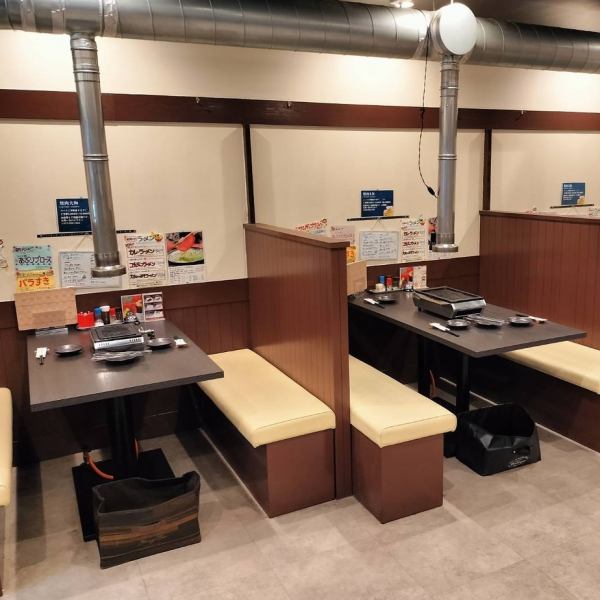 【テーブル席】少人数でご利用いただけるテーブル席でのご案内です。女子会・ご家族でのお食事、仲間内の飲み会など、様々なシーンでご利用いただける使い勝手のいいお席です。人数に合わせてご用意可能ですので、お気軽にお問い合わせください。