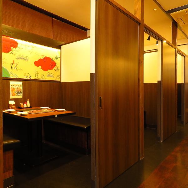 【個室テーブル席】くつろぎの空間でごゆるりとお過ごしください。厳選食材をふんだんに使用した逸品料理の数々とお洒落な空間で他店とはひと味違うご宴会をお愉しみ頂けます。