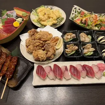 【宴会にも使いやすい2時間飲み放題付き】海鮮もお肉も楽しめる 全8品4000円コース