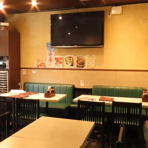 2階のフロアは最大50名様までの大人数宴会ができる広々とした空間です。貸切や団体様でのご利用も大歓迎で、会社のお集まりやイベントなど様々なシーンに対応いたします。本場の四川料理をみんなで囲みながら、昼飲み放題なども利用して賑やかで思い出に残る素敵なひとときをお楽しみいただけます。