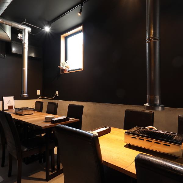 【1階：プライベートな半個室席】小さなお子様連れや、職場の飲み会・会食にも最適な半個室席もご用意しております。周りを気にせずお楽しみいただける半個室で、当店自慢の焼肉・ホルモンを心ゆくまでご堪能ください！