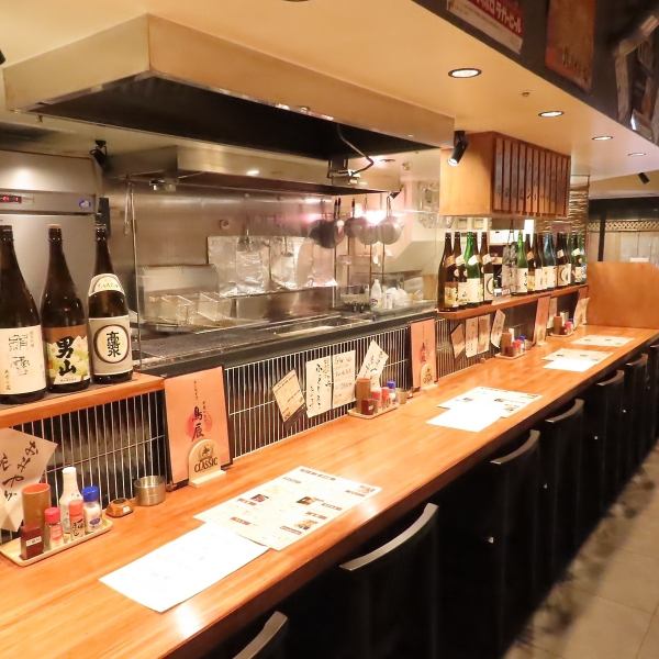 落ち着いた雰囲気の中で、心地よいひとときを過ごせる店内。広々としたカウンター席は、友人との会話や一人の時間を楽しむのにぴったりの空間です!お仕事帰りやランチ利用も大歓迎◎