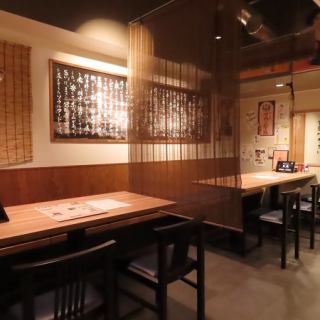 ＜4名席×4＞大通駅より徒歩5分の好立地！落ち着いた雰囲気の店内で自慢の室蘭焼き鳥をお楽しみいただけます◎他にもお酒がすすむメニューを豊富にご用意しております♪