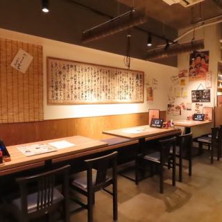 ＜4名席×4＞ランチも営業！ゆったりできるテーブル席でランチのご利用はいかがでしょうか？平日限定でこだわりの定食メニューをご提供しております！