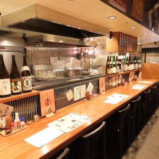 ＜カウンター10席＞広いカウンター席は、気軽に立ち寄れるスタイルで、ひとりでも友人とでも楽しめる場所。居心地の良い空間で自慢の焼き鳥にお酒がすすみます♪