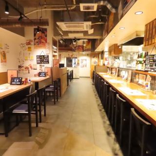 ＜カウンター10席＞ 隠れ家的な雰囲気が漂う落ち着いた空間です。おひとり様からご宴会まで幅広いシーンでご利用いただけます◎お気軽にご来店ください！