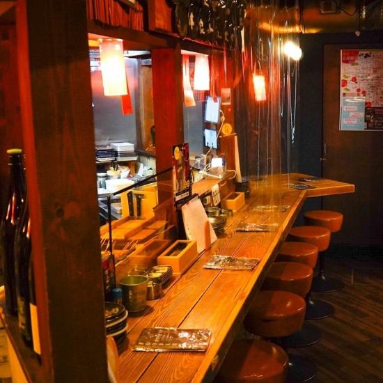 おちついたカウンター席や広々テーブル席をご用意