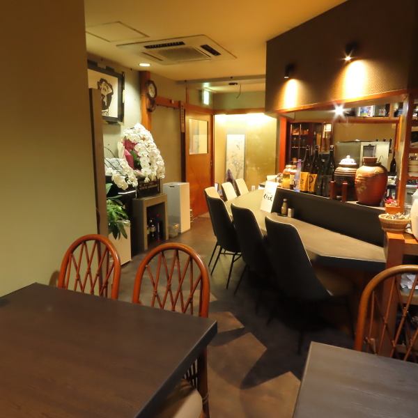 炭火の香りに包まれる落ち着いた和モダン空間。南青山「とりまさ」姉妹店ならではの上質な雰囲気を練馬で楽しめます。カウンター席では職人の技を間近に、テーブル席ではゆったりと会話を。接待や記念日、少人数の宴会にも最適な空間です。