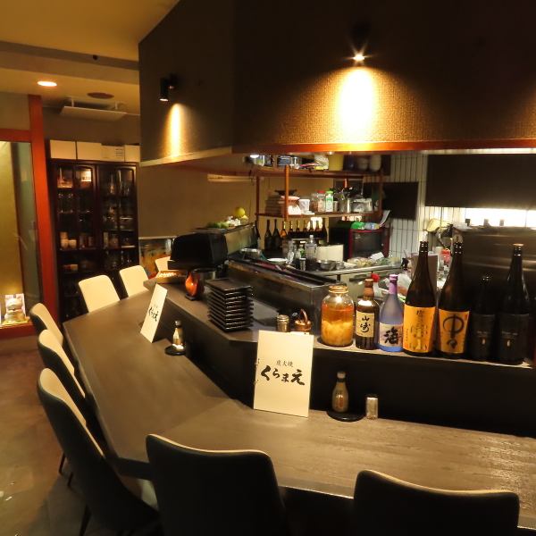 職人が紀州備長炭で焼き上げる串焼きを目の前で楽しめるライブ感が魅力のカウンター席。12席のゆったりした配置で、ひとり飲みやデートにもおすすめ。炭火の香りと音を感じながら、姉妹店伝統の味を贅沢に堪能できます。