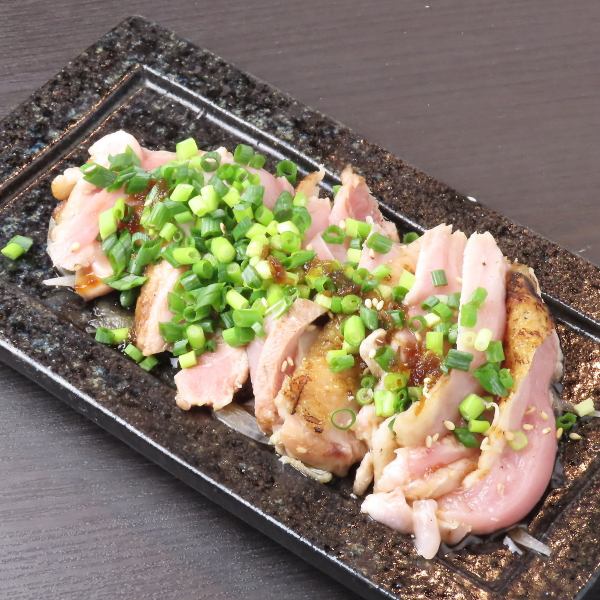 【鮮度抜群！香ばしく炙った鳥のたたき(むね肉、もも肉)】1,200円(税込)