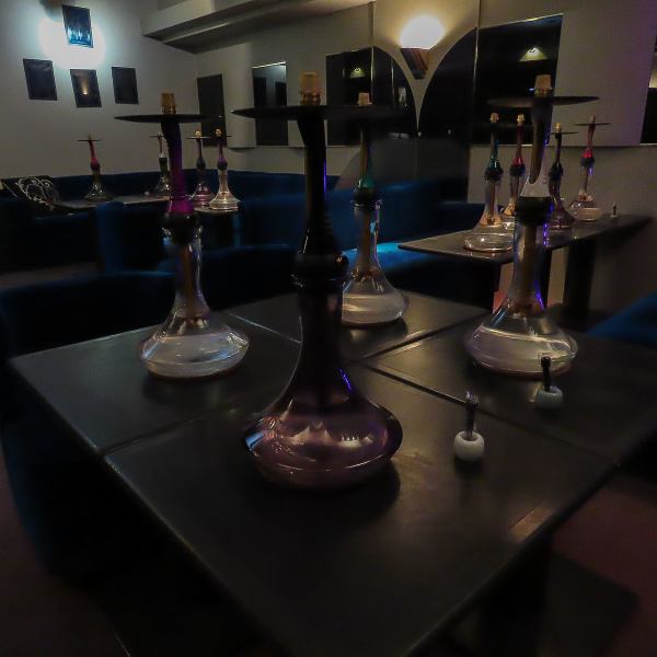 Shisha is set up on the table, creating a sophisticated, club-like atmosphere.The blue sofa creates a calming atmosphere, providing a relaxing space.It's the perfect place to enjoy shisha with friends and spend a special time together.