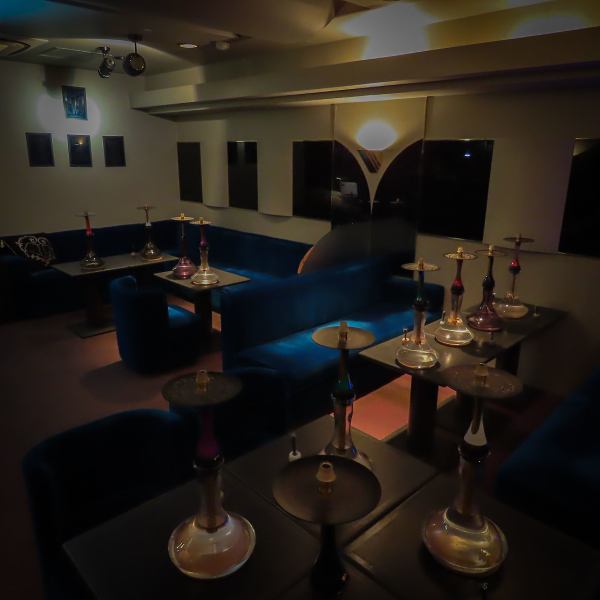 The interior of the store, lined with shishas, creates an inviting atmosphere.The colorful shishas are eye-catching and come in a variety of flavors, so the fun of choosing is one of the attractions.Enjoy your favorite flavor and have a special time.