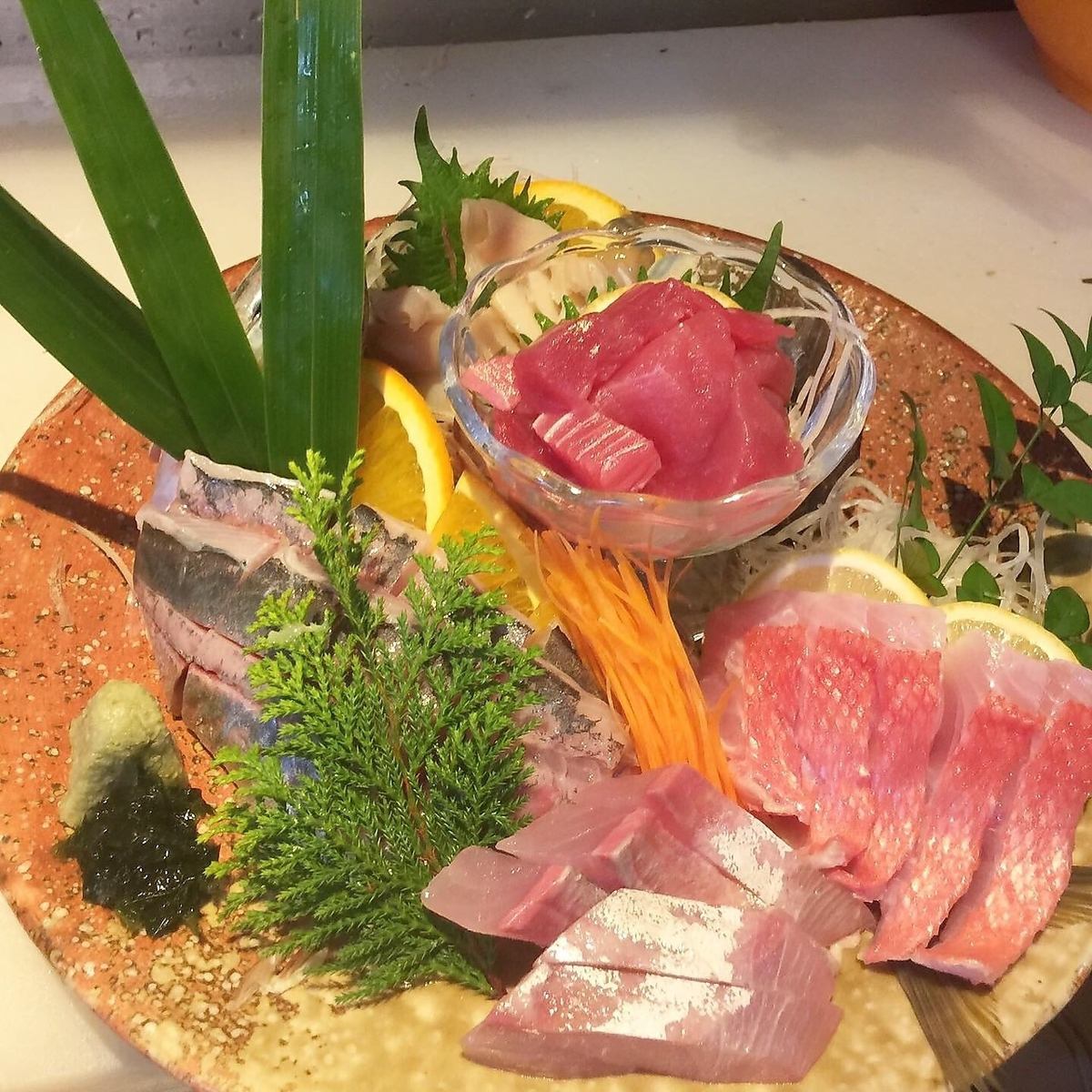 推薦生魚片拼盤和竹莢魚namero等海鮮料理！