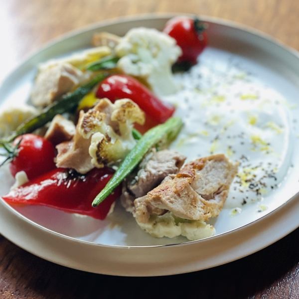 雉肉と夏野菜のグリルサラダ仕立て　レモンとヨーグルトのソースで