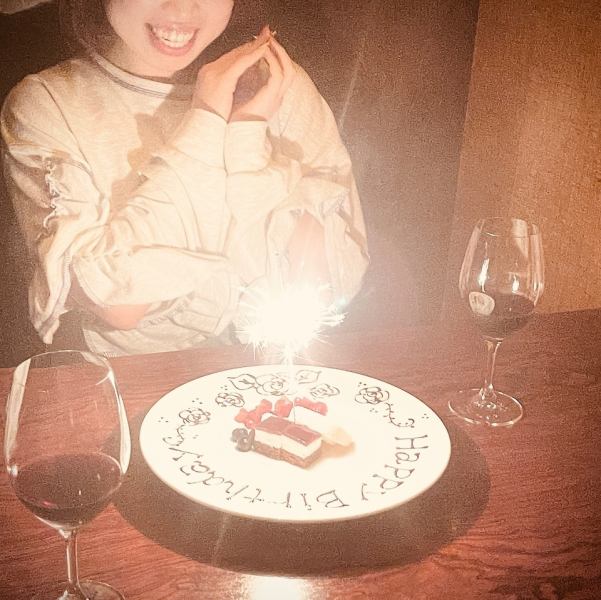 趣のある木造空間は、非日常感を高め、特別な日をロマンチックに彩ります。美味しいお料理と美酒を囲みながら、話に花を咲かせたり、静かに寄り添いながら時間を共有したり、心温まるひとときをお過ごしください。ネット予約のクーポンでお誕生日のお客様にバースデープレートをご用意しております。