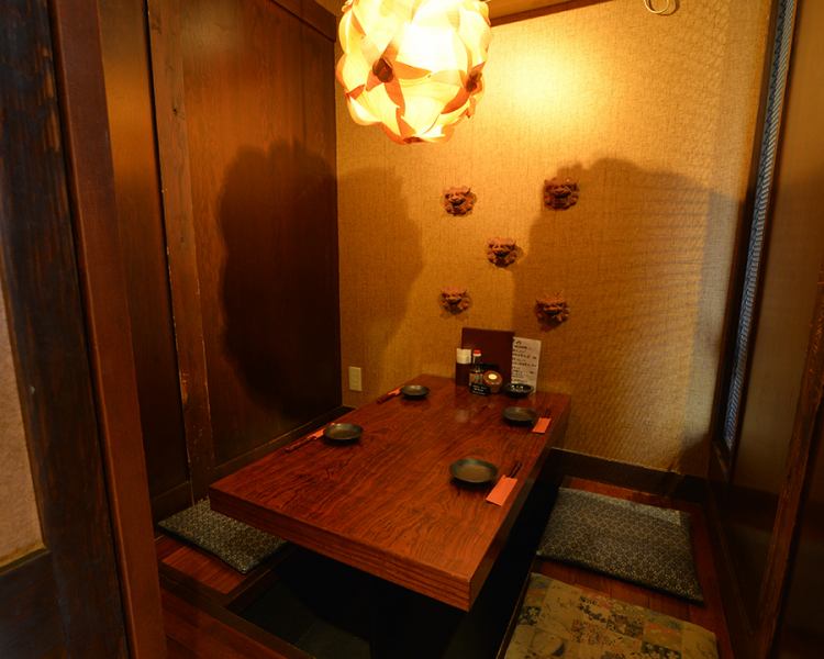 厚い扉の閉まる完全個室。2名様のデート個室から最大６名様の宴会個室までご用意し、全部屋掘りごたつでゆったりとお寛ぎいただけます。記念日・接待・女子会・誕生日サプライズなど、大切なシーンを周囲を気にせずお過ごしください。