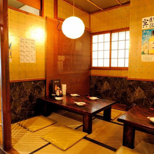 This is a 1st floor semi-private room that can be used by up to 10 people.Tatami mats filled with warm wood are a relaxing space as if you are relaxing at home.It is a private room with a feeling that you are likely to stay long.There is a partition between the aisle and the table seats.Please use it for drinking parties and petit reunions in departments.