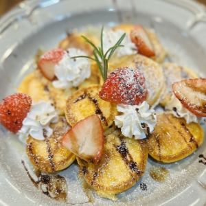 シリアルパンケーキ季節のフルーツ添え